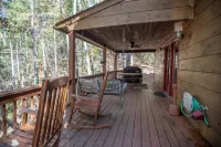 Rustic Ridge a Cozy 4-bedroom cabin w/ pool table & hot tub in adorable Townsend