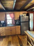 Historic, cozy cabin at Headley Inn Winery & Vineyard with WiFi, AC & Fireplace