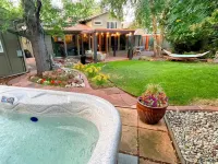 Gorgeous Zen Retreat Home, Tranquil Garden & Hot Tub, Close to Hiking Trails