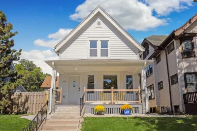 Charming Pet-Friendly 3-BR Home, Backyard, Firepit, A/C, Centrally Located UWM English as a Second Language Program 주변 호텔