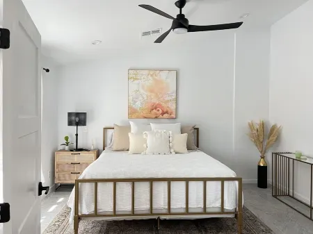 Best Cozy Stylish Spacious open Floor NEW POOL Отели в г. Меса