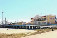 Cozy Retreat with Large Game Room. Only Minutes to the Beach and the Strand.