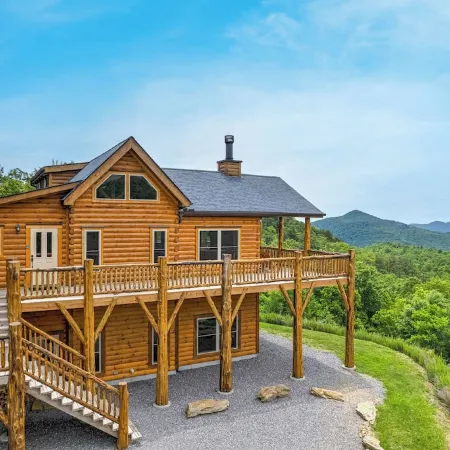 TIMBER RIDGE / LONG RANGE MOUNTAIN VIEWS / HOT TUB  / GAME ROOM / PET FRIENDLY