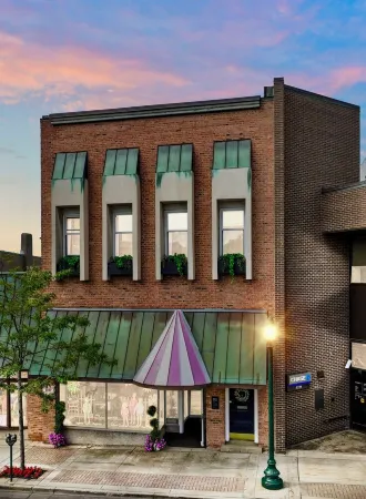 Downtown Apartment! Large, Cozy, Family friendly private oasis in city center!