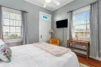 Charming Historic Shotgun House minutes to FQ/CBD Hotels in Garden District
