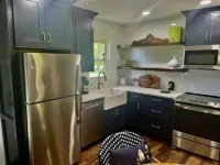 Remodeled gorgeous cottage overlooking horse farm. Family and work friendly.