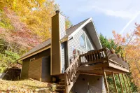 Cute and Cozy Cottage with hot tub