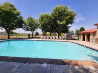 Castle Peak home w/HOT TUB, GAME ROOM + COMMUNITY POOL.