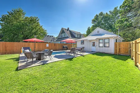 .2 mi to Downtown Rogers, Heated pool on Bike Trail, King Bed, Fire table Отели рядом с достопримечательностью «Уолмарт Суперсентер»