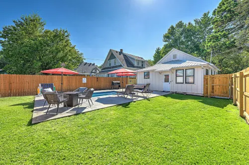 .2 mi to Downtown Rogers, Heated pool on Bike Trail, King Bed, Fire table