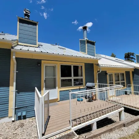 Cozy Condo for 6 with Wooded Back Patio & Grill. 1 Mile to Town Square.