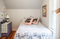 Beautiful Downtown Holland Home next to Kollen Park and Lake Macatawa