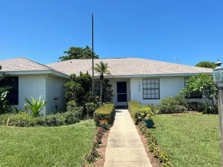 4/3 Family Home steps to Beach w/Spa in Melbourne Beach
