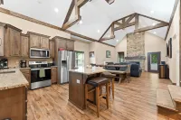 Pine Cone Lodge-Private Hot Tub, Pool Table, 2 Pools & Splash Pad, Pet Friendly!
