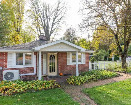 Cozy Cottage near Lake & Skiing, Hot Tub, fireplace & Fire-pit, Pets Allowed Hotels in Melrose Township