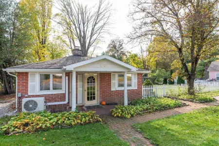 Cozy Cottage near Lake & Skiing, Hot Tub, fireplace & Fire-pit, Pets Allowed