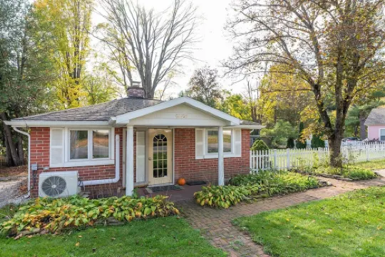 Cozy Cottage near Lake & Skiing, Hot Tub, fireplace & Fire-pit, Pets Allowed