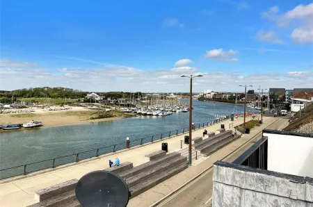 River Breeze 3-Bed Balcony Apartment Отели в г. Аран Дистрикт