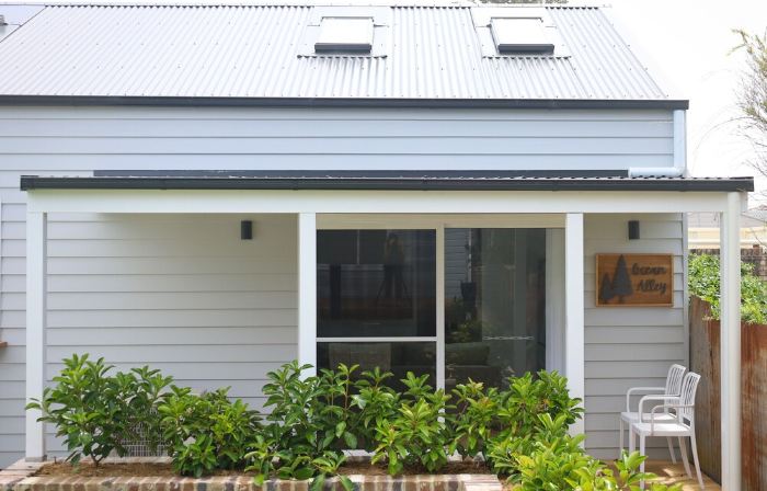 Luxurious studio, across road from ocean