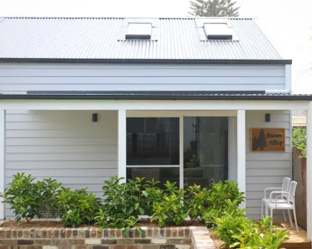Luxurious studio, across road from ocean Hotels in Anna Bay