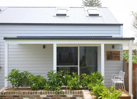 Luxurious studio, across road from ocean