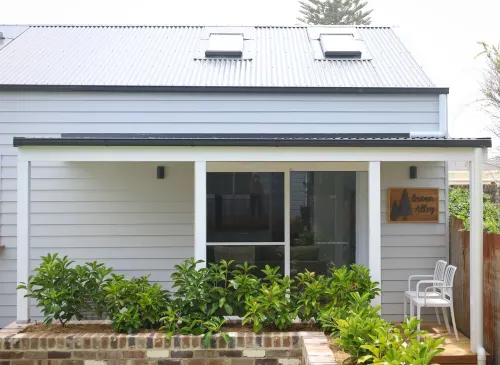 Luxurious studio, across road from ocean Hotels in Anna Bay