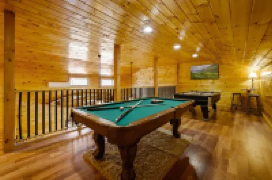 Pricing Specials! Paved Access & Theater Room! 5Br 5.5BA Cabin with Mtn Views