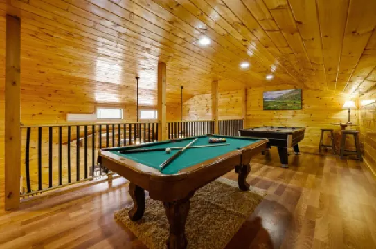 Pricing Specials! Paved Access & Theater Room! 5Br 5.5BA Cabin with Mtn Views