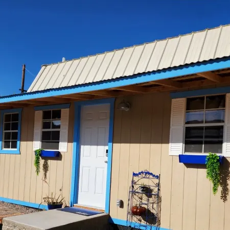 The Artists Cottage ~ Fun desert getaway