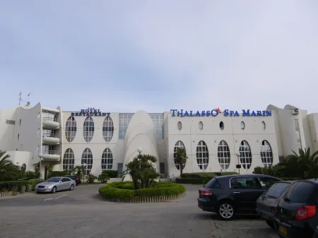 APPT of secondary residence with swimming pool close beach and trade.