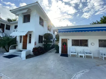 GulfSide Resort #4. Pool side on first floor Отели в г. Сейнт Пит Бич