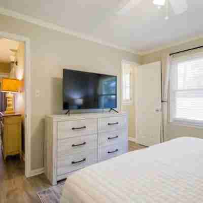 Pet Friendly, Huge Fenced in Yard, Fireplace, Firepit, Near Sgmc & Vsu & Eats Rooms