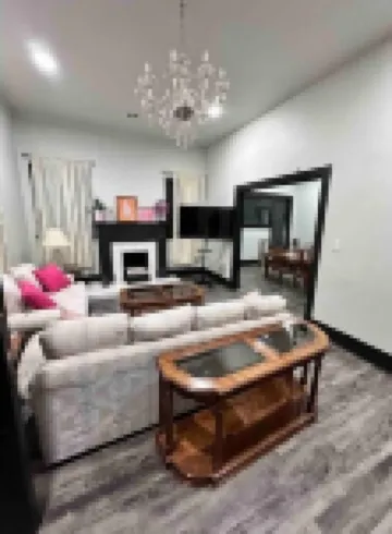 6 Bedroom home with a shabby chic touch!