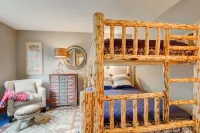 MOUNTAIN VIEWS, HOT TUB, POOL, SAUNA! Cozy fireplace, minutes from the slopes!