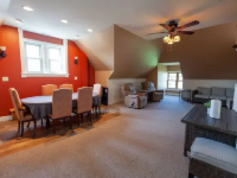 Atv-snowmobile Trail, Close to Marquette, Parking, 9 bedrooms, sleeps 18 People. Hotels in Ishpeming