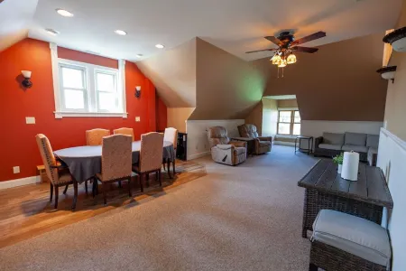 Atv-snowmobile Trail, Close to Marquette, Parking, 9 bedrooms, sleeps 18 People. Отели в г. Ишпеминг