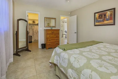 Breezy Villa - Minutes to Beaches - Fenced Yard - Pets Welcome - WiFi