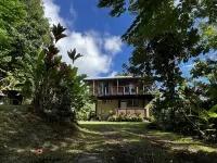 Stay in Hana Upstairs Hotel dekat Hana Bay Beach Park