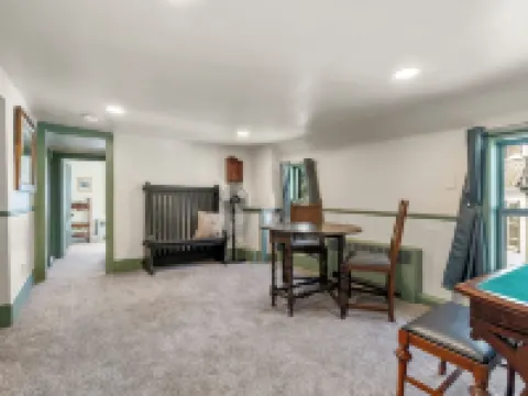 Historic 1686 Home Near Downtown l 5BR Retreat ビバリーのホテル