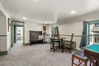 Historic 1686 Home Near Downtown l 5BR Retreat