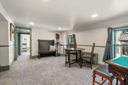 Historic 1686 Home Near Downtown l 5BR Retreat Отели рядом с Аэропорт Беверли