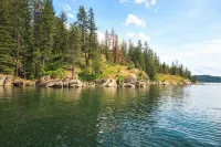 Hot Tub and Spacious Backyard Close to Lake!