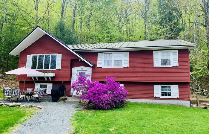Perfect Lake or Mountain Getaway Less Than 5 Minutes Away