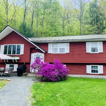 Perfect Lake or Mountain Getaway Less Than 5 Minutes Away