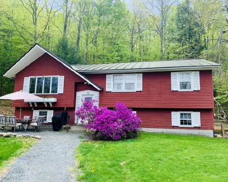 Perfect Lake or Mountain Getaway Less Than 5 Minutes Away Hotels in Sunapee