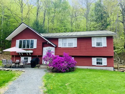 Perfect Lake or Mountain Getaway Less Than 5 Minutes Away