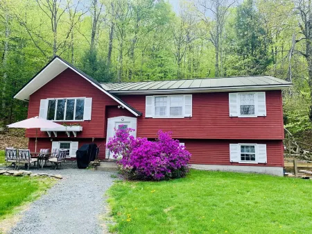 Perfect Lake or Mountain Getaway Less Than 5 Minutes Away