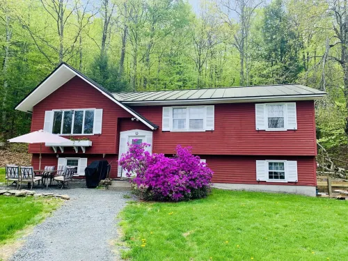 Perfect Lake or Mountain Getaway Less Than 5 Minutes Away