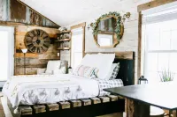 Elkhorn Log Cabin:Secluded Setting:Prime Location