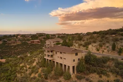 LOOK NO FURTHER-4,000sf Hillside with Views TV's & Pool Table 야바파이 칼리지 프레스컷 캠퍼스 주변 호텔